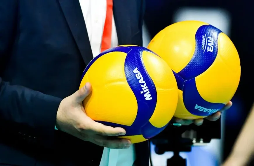 Latest Articles 21 How to Keep Score in Volleyball: A referee holding two Volleyballs in his hand